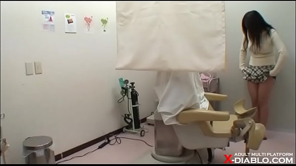 黒髪美人女子大生の坂口さんは脱がなくてもわかる巨乳っぷり・・・実録・産婦人科盗撮　問診～内診台